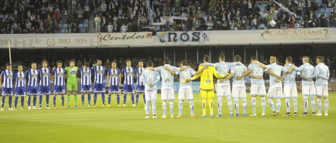 Xogadores do Celta e do Deportivo e mais o público cantando o Himno galego.