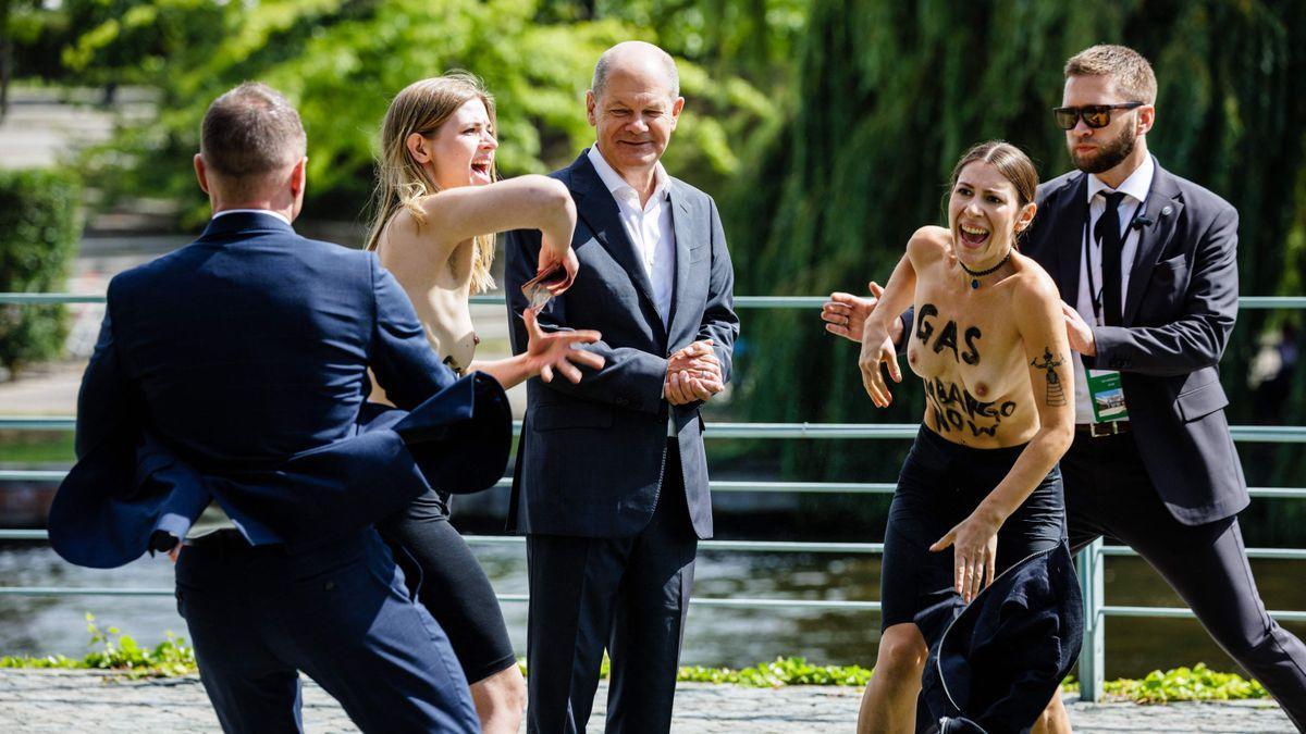 Manifestantes de Femen, con el eslogan EMBARGO DE GAS AHORA arrojan dinero al canciller alemán Olaf Scholz en la sede de la cancillería en Berlín.