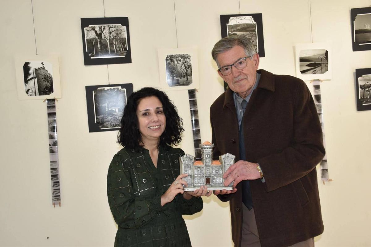 A alcaldesa agasallando ao fotógrafo cunha réplica do IES Fernando Blanco.