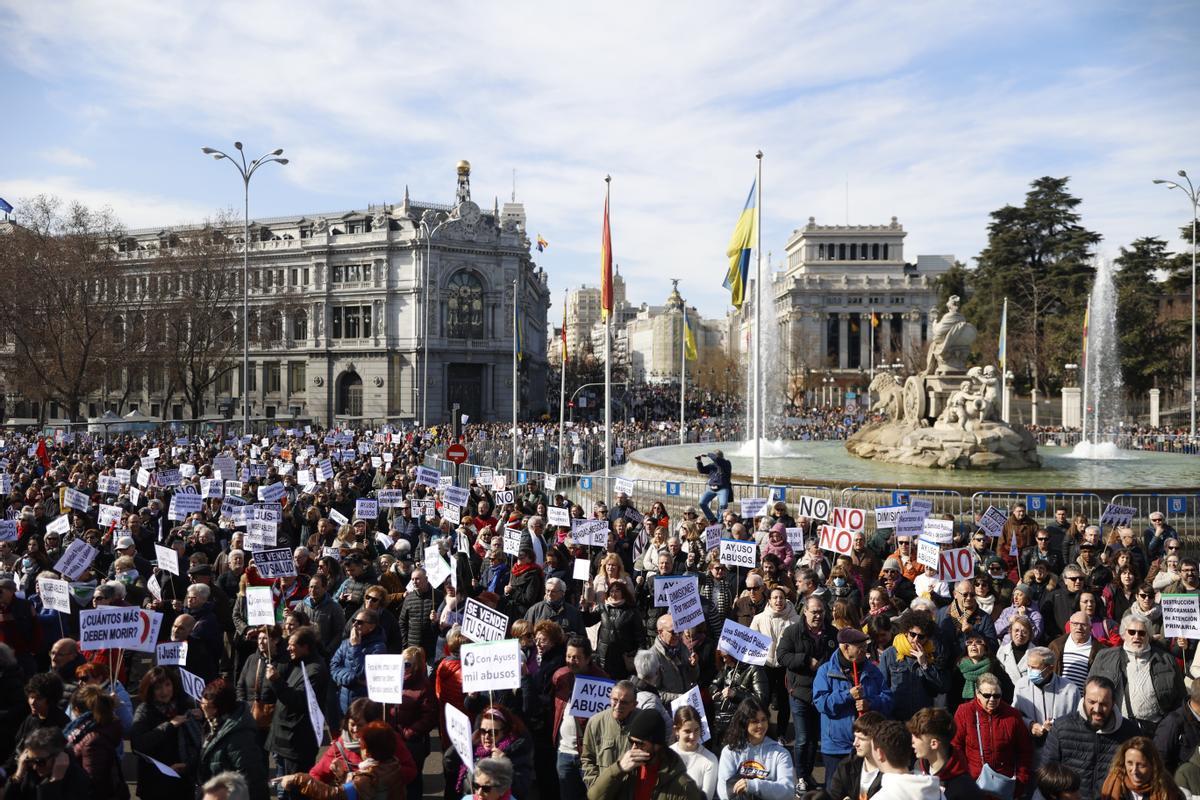 MADRID, 12/02/2023.- Manifestación en defensa de la sanidad pública convocada este domingo en Madrid. EFE/Rodrigo Jiménez