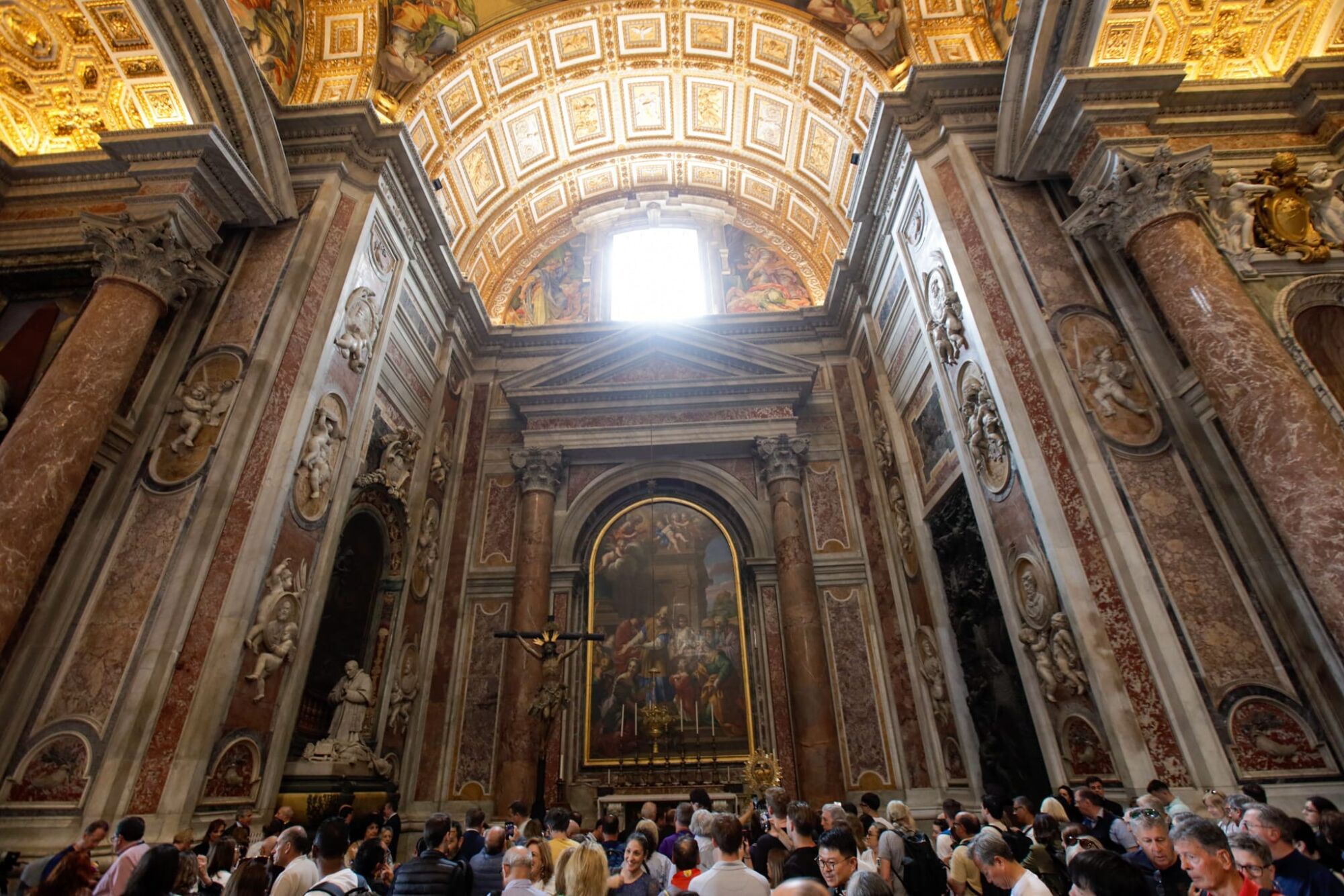La Virgen de la Esperanza y el Cristo de la Expiración (El Cachorro), de Sevilla, están expuestos al culto en la Basílica de San Pedro