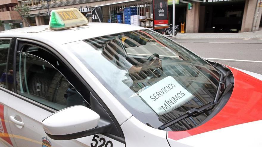 Taxi en servicios mínimos durante el paro en Vigo. // Marta G. Brea