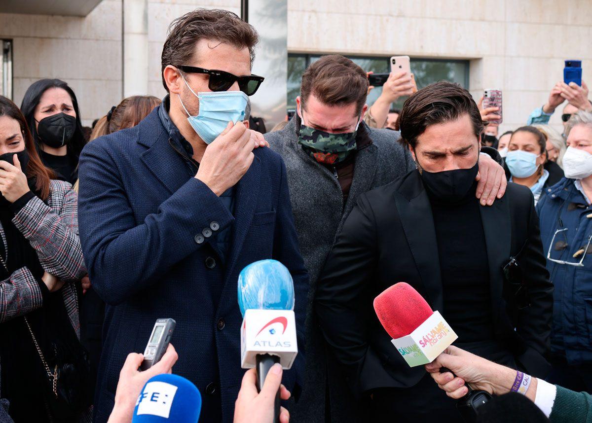 Joan Casademunt (hermano) junto a Manu Tenorio y David Bustamante en el funeral por Álex Casademunt