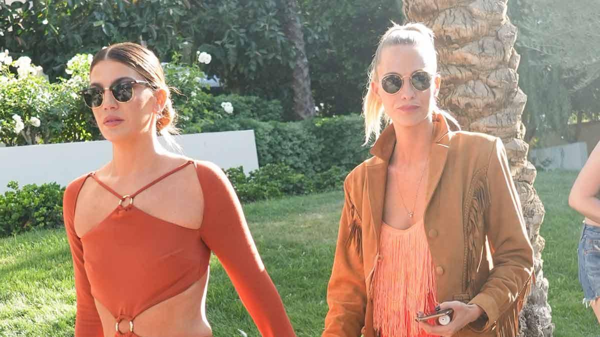 Poppy Delevingne con una amiga en el Festival Coachella