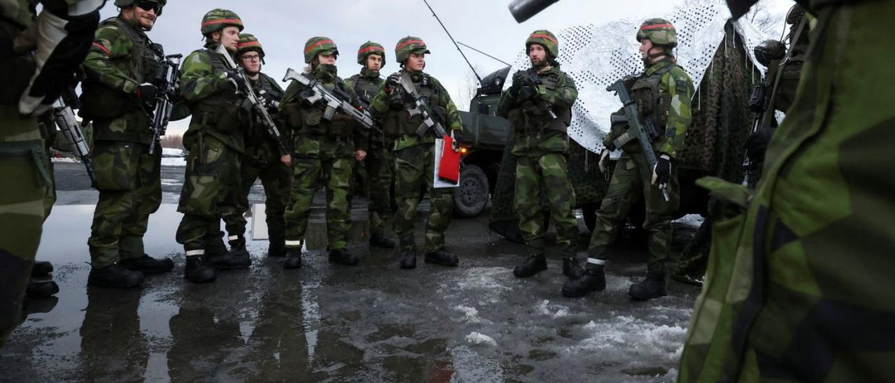 Soldats suecs participen en unes maniobres de l’OTAN a Noruega al març. | REUTERS