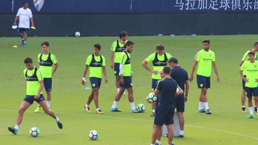 Los jugadores del Málaga se ejercitaron en Martiricos ayer antes de viajar a Madrid.