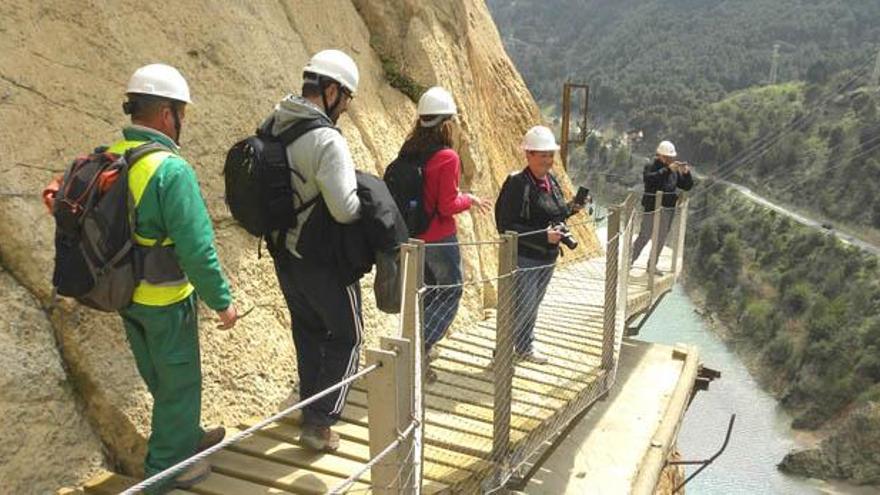 Varias personas recorren el Caminito del Rey.