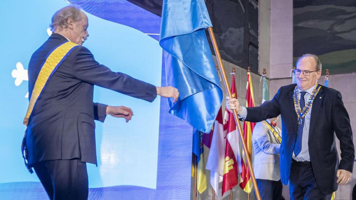 Andrés Barriales portando la bandera de España en el acto inaugural del congreso de rotarios. | Valentina Ciuca