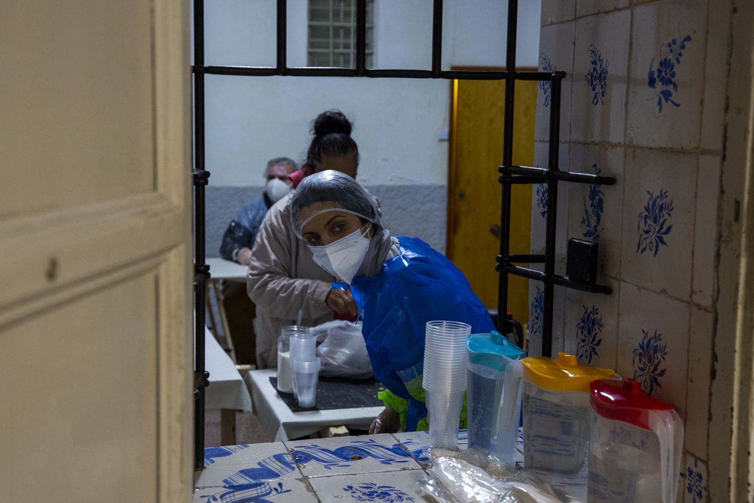 Entrega de alimentos en el convento de las Monjas de la Sangre