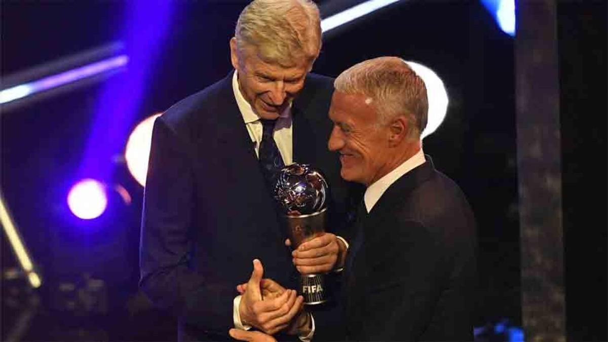 Didier Deschamps recibió el premio de manos de Arsene Wenger