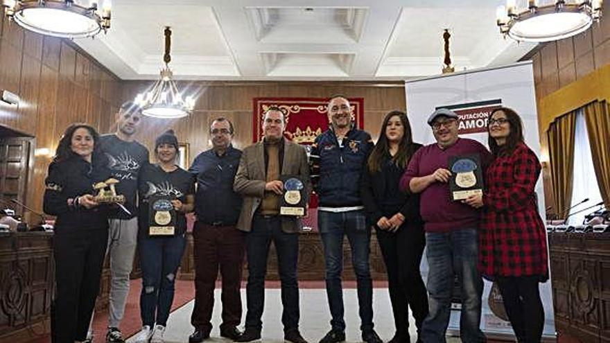 Foto de familia de los premiados.