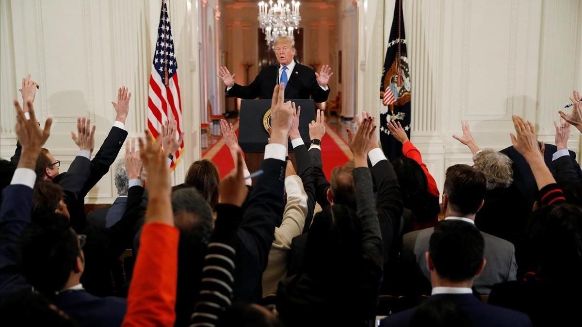 Trump, ante una multitud de periodistas en la rueda de prensa en la Casa Blanca.
