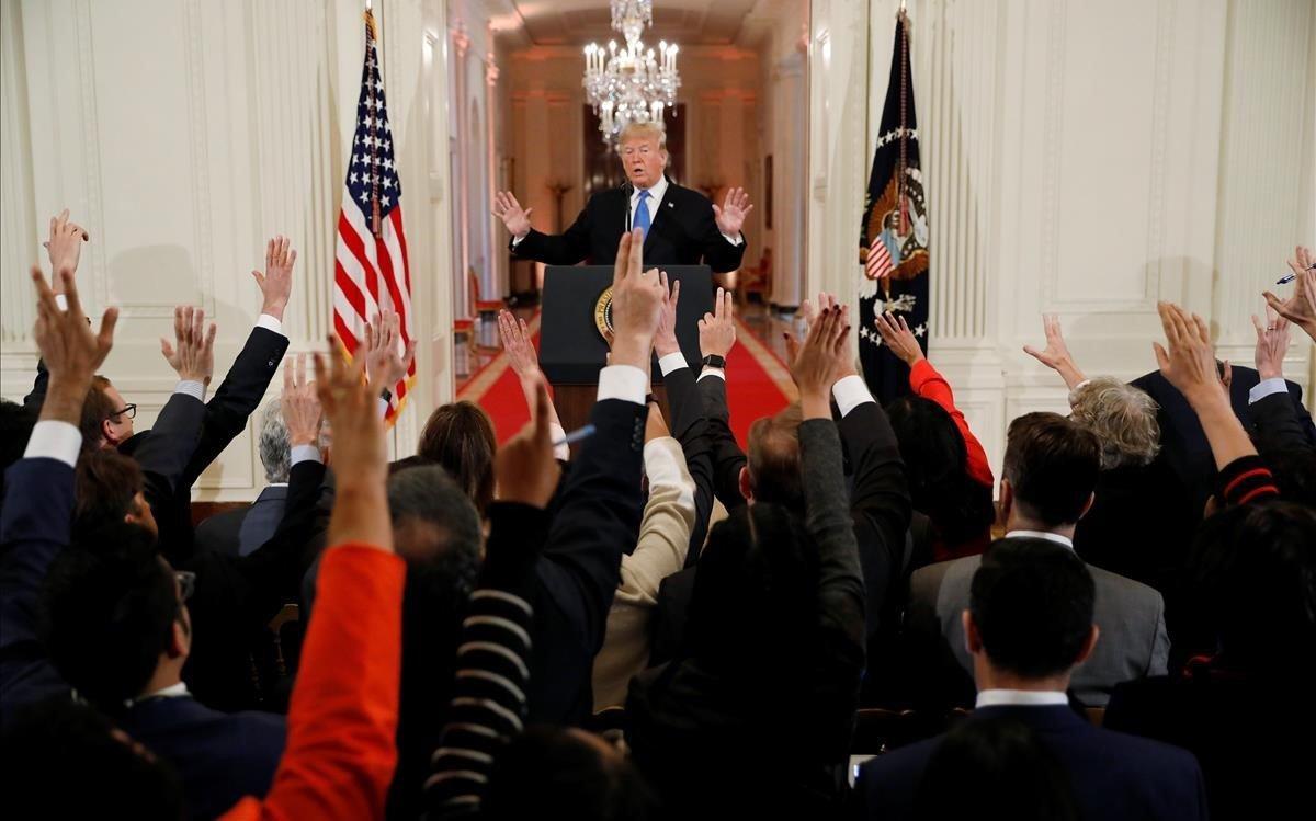 zentauroepp45796589 reporters raise their hands to ask u s   president donald tr181107212541