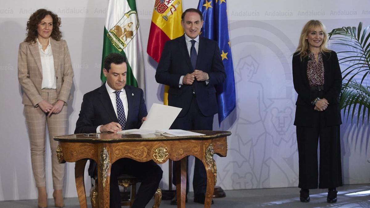 El presidente de la Junta de Andalucía, con las secretarias generales de UGT y CCOO y el presidente de la CEA, en la firma del tercer acuerdo de concertación.