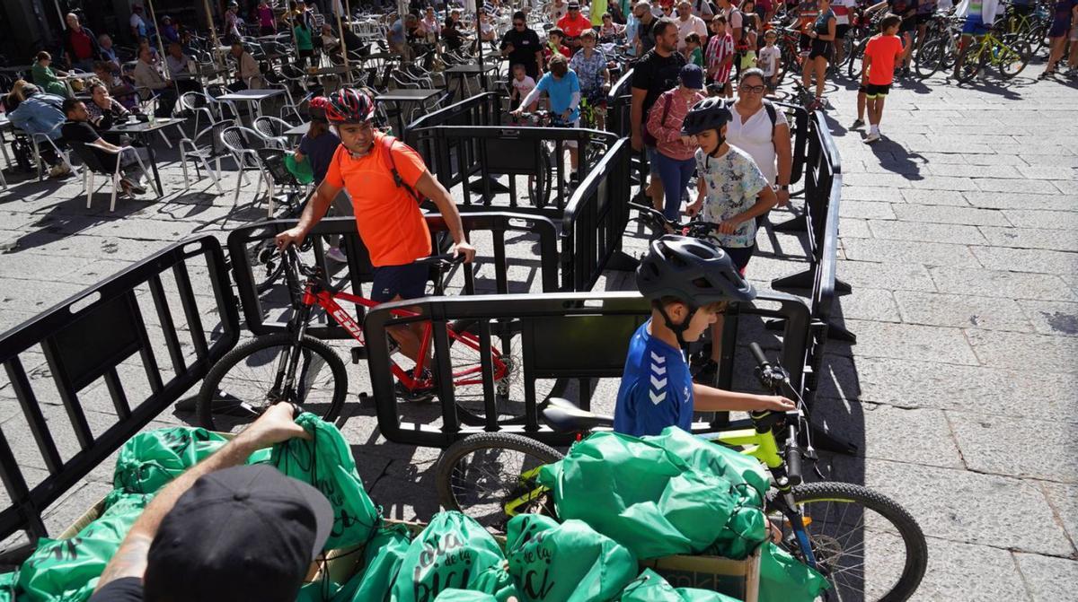 Reparto de la bolsa conmemorativa de esta edición. | J. L. F.