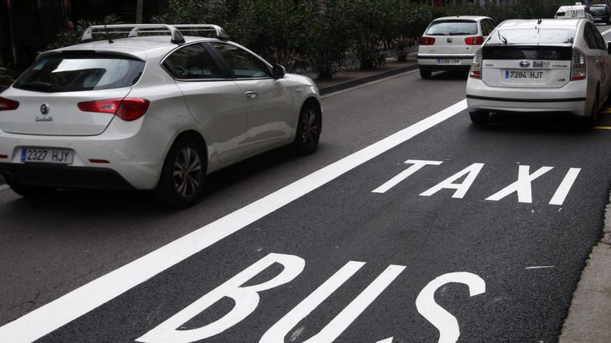 Varios taxis circulan por la Avenida Madrid de Zaragoza, dirección Los Enlaces. | ÁNGEL DE CASTRO