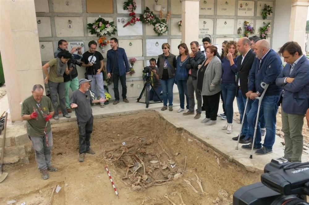 Armengol visita los trabajos de exhumación en la fosa común de Porreres