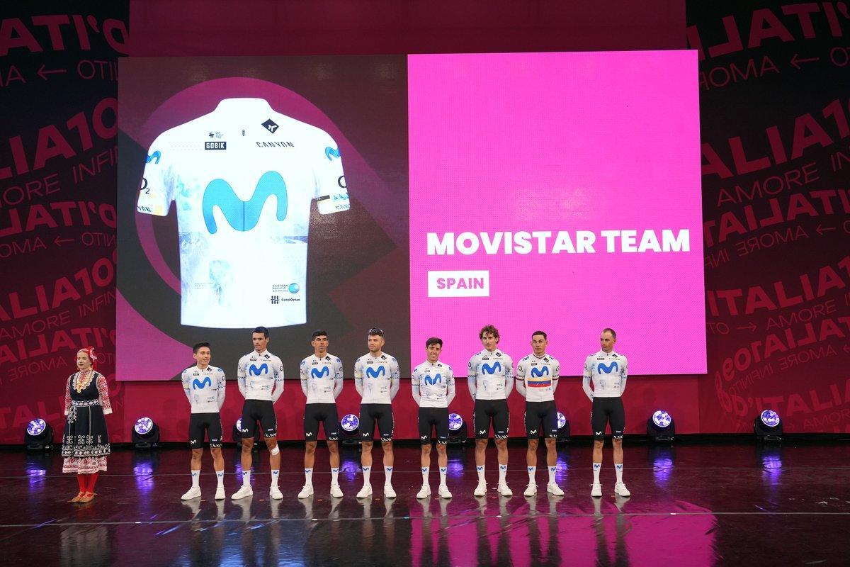 Enric Mas, primero por la derecha, durante la presentación de los equipos del Giro, en Bulgaria.