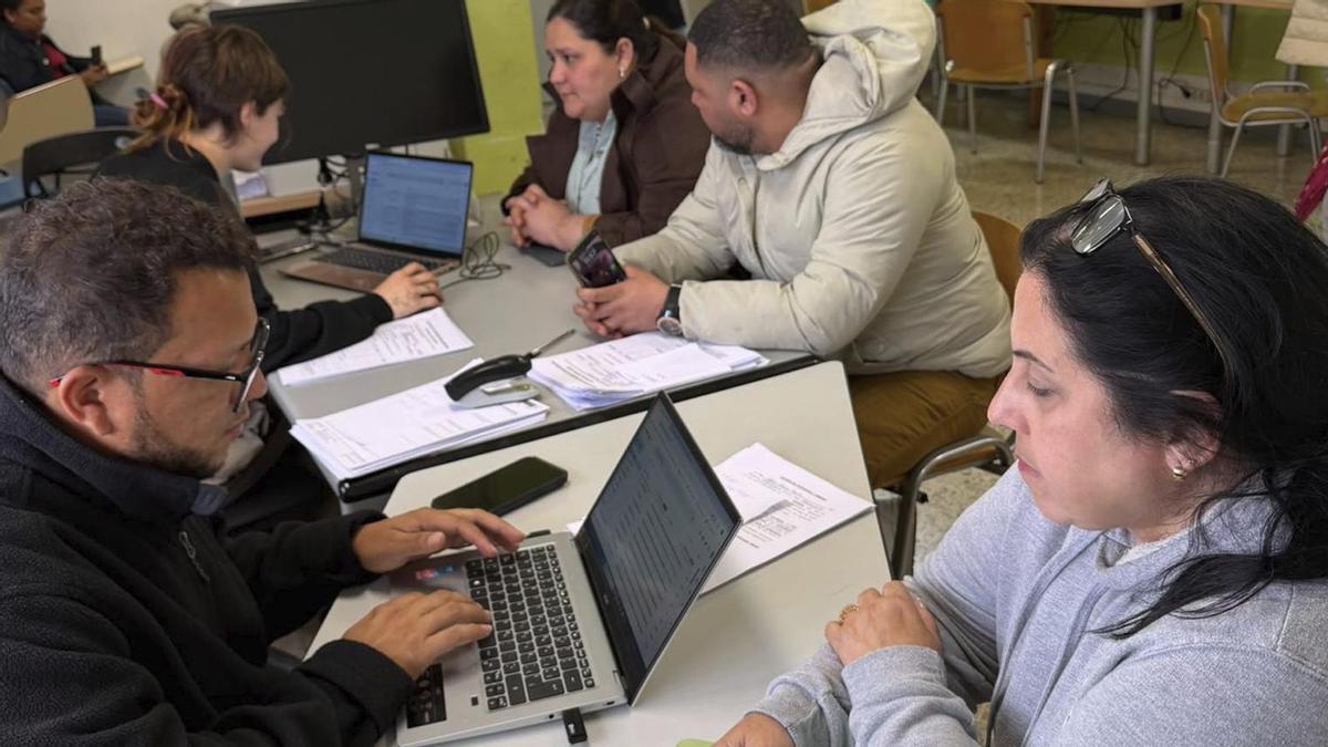 Atención a personas migrantes por parte de Asovedra en la Casa Azul de Pontevedra.