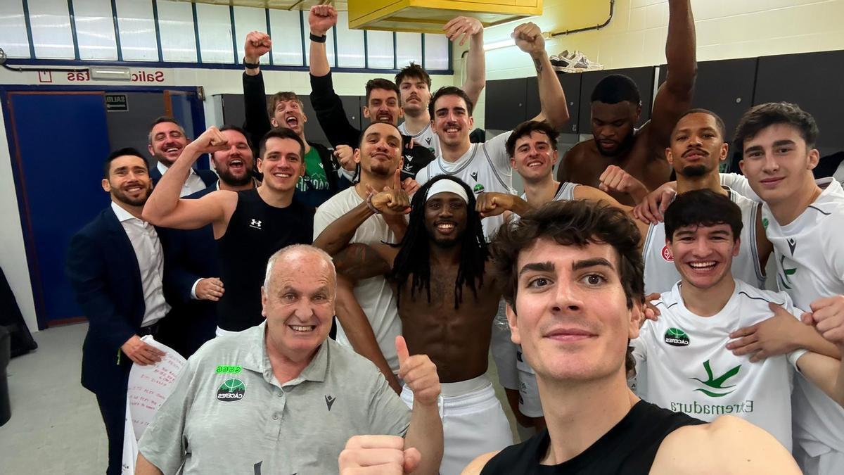 El Cáceres festeja en el vestuario la victoria lograda ante el Caja 87 el pasado domingo.