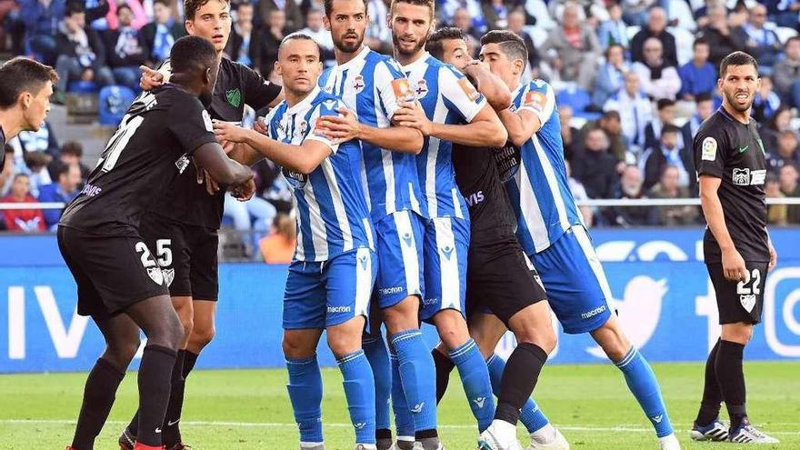 Los jugadores del Deportivo y del Málaga en el partido de la primera vuelta en Riazor.