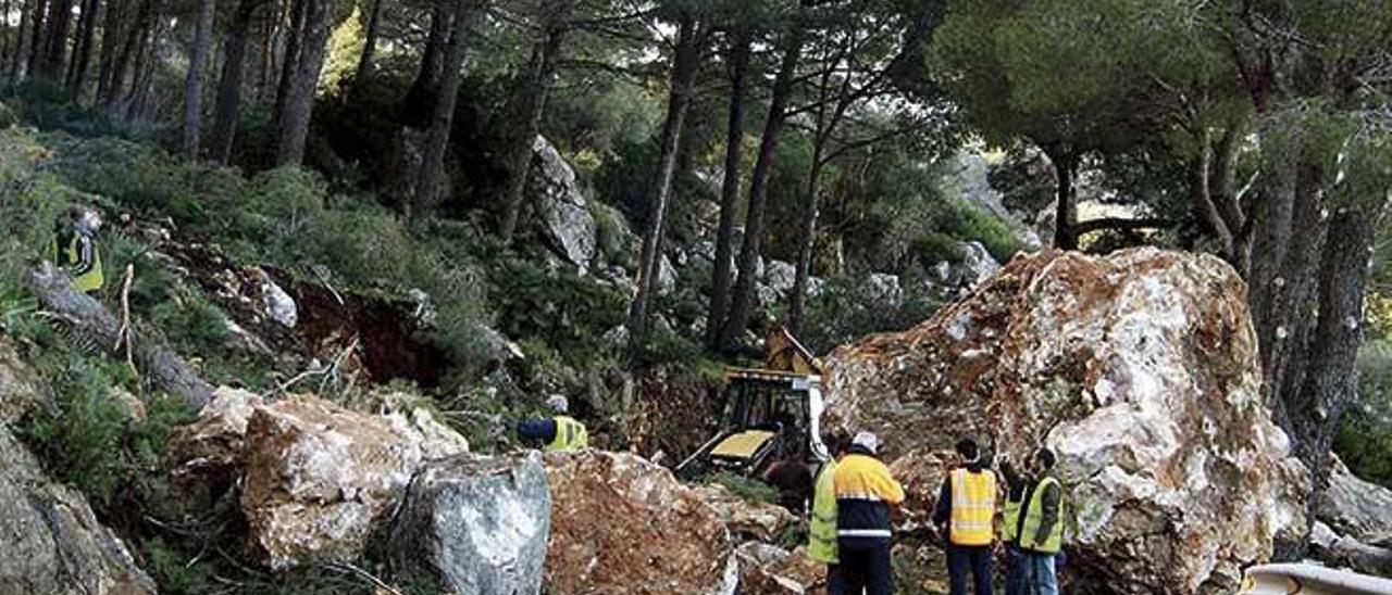 Desprendimiento de rocas en la arteria que une Andratx y Estellencs, en el aÃ±o 2010.