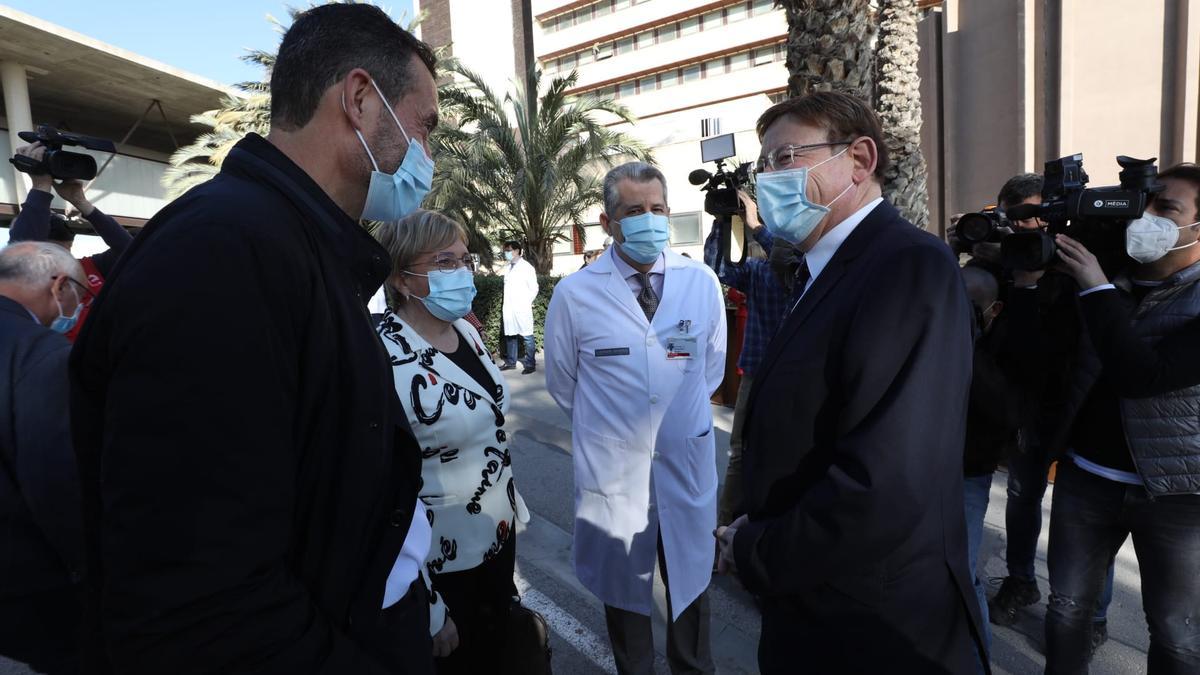 Puig saluda al alcalde de elche en presencia de Barceló y del director del Hospital, Carlos Gosálvez