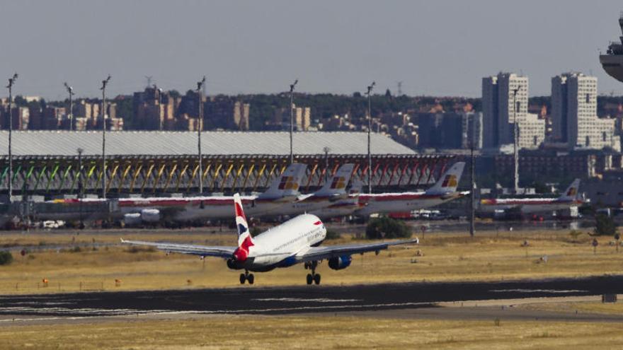 Un avión despega de una pista de Barajas.