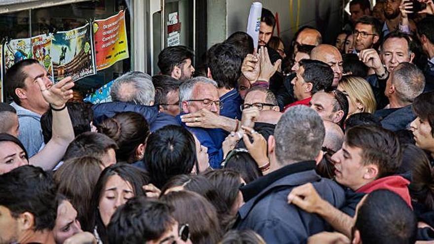 Moment de màxima tensió a la Universitat Autònoma de Barcelona quan els participants a l&#039;acte es van trobar amb els joves radicals.