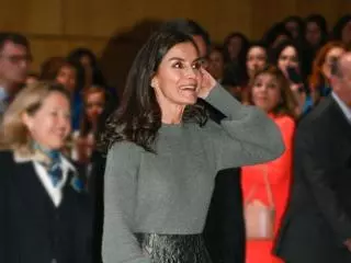 Unos pendientes hechos en Córdoba adornan el conjunto de la reina Letizia