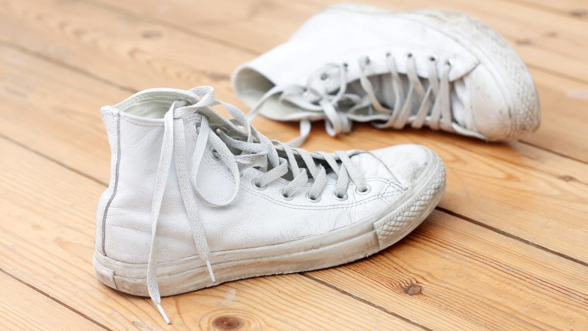 Trucos caseros para limpiar las zapatillas blancas