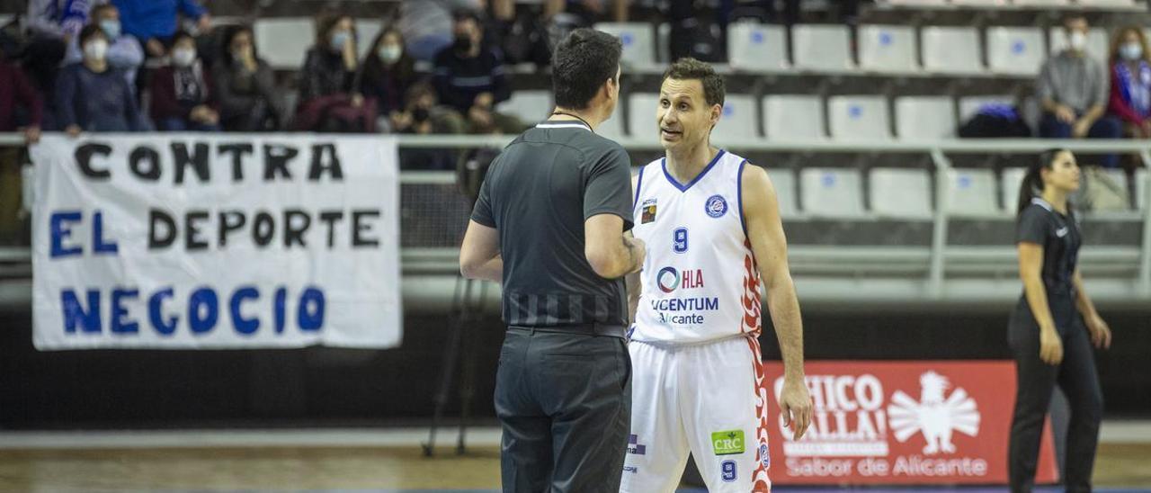 Pedro Llompart se dirige uno de los colegiados durante un partido en el Pedro Ferrándiz de Alicante.