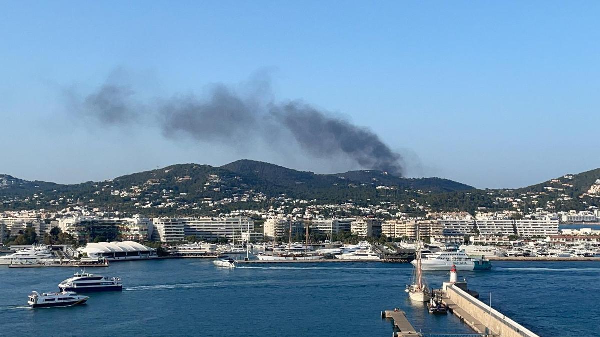 Alarma por un incendio en el vertedero de Ibiza