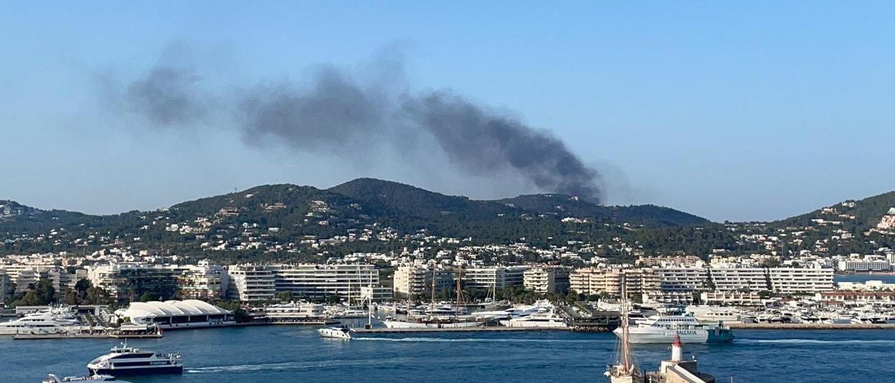 Alarma por un incendio en el vertedero de Ibiza