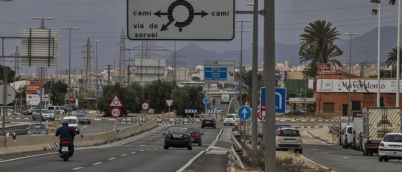 Carretera Nacional 340, en la que no aparece ningún cartel que indique el desvío a la estación, en una imagen de esta semana. |