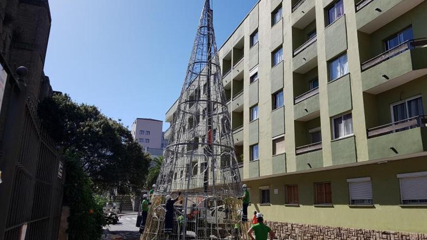 Un momento de la instalación del árbol de Navidad. | | E.D.