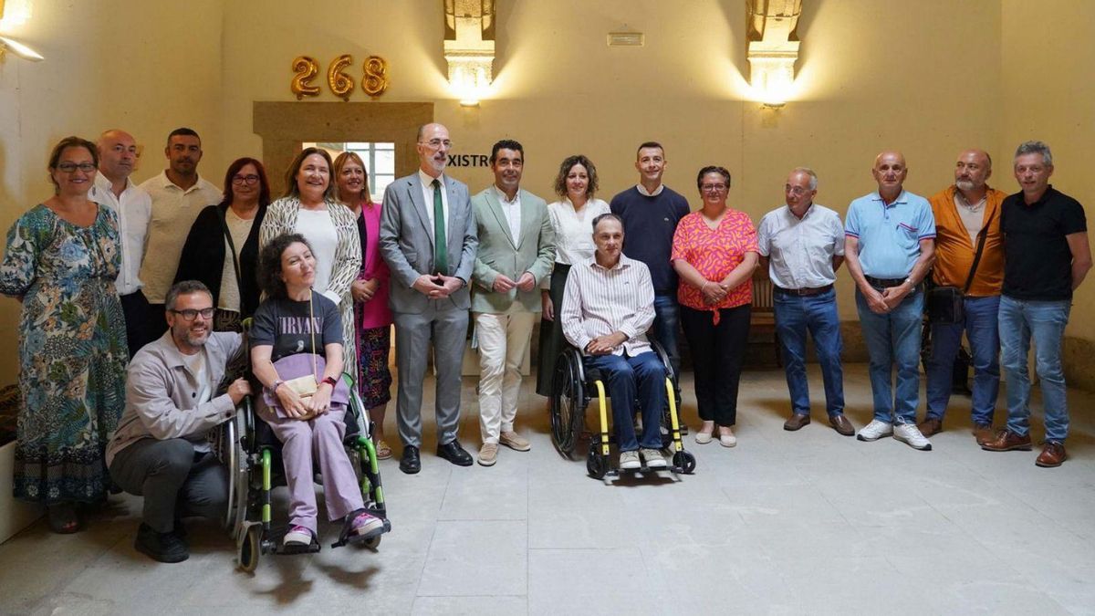 El alcalde y el presidente de la Diputación, junto a concejales y vecinos, ayer en la inauguración.