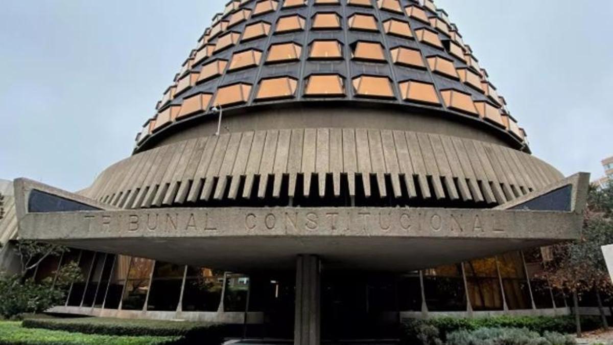 Fachada y entrada al edificio del Tribunal Constitucional.