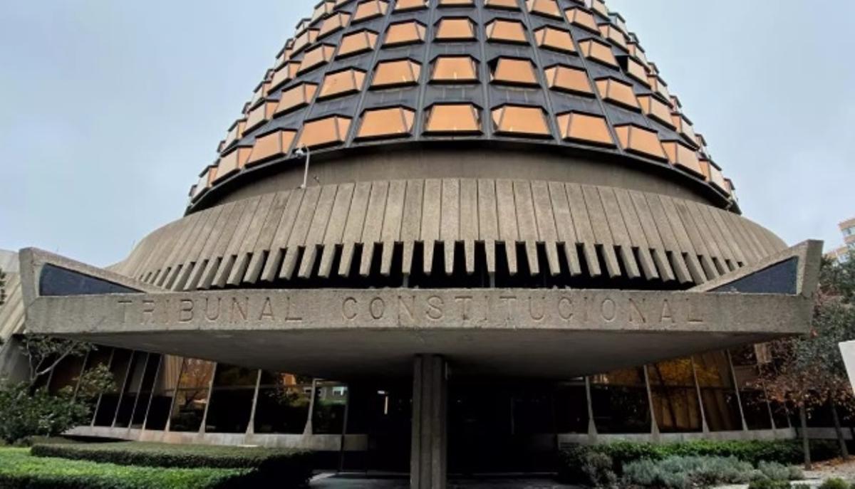 Fachada y entrada al edificio del Tribunal Constitucional.