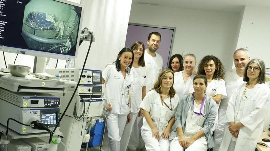 Por la izquierda, Ana Belén Nogueiro, Arancha Álvarez, Esteban García, Marta Villena, Irene García, Rosa María Montero, Tania Vidal, Zhuraida Salman, José Martín Pérez Pariente y Mónica Ruiz, en la nueva sala de endoscopia digestiva del Hospital de Cabueñes.