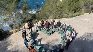 1000 kilos de residuos retirados de zonas inaccesibles del litoral de Ibiza gracias a una acción ambiental