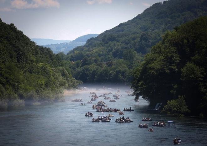 Participantes de la regata anual Regatta on Drina cerca de Bajina Basta, Serbia.