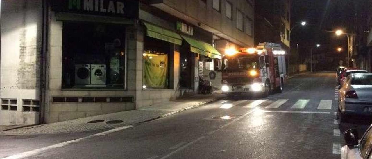 Bomberos en el edificio donde se produjo el incendio. // G.N.