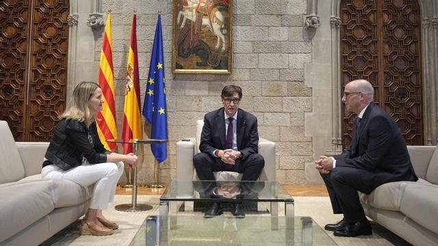 El president, Salvador Illa, al costat de la ja exresponsable de Drets Socials, Mònica Martínez Bravo, i el nou conseller, Raúl Moreno, ahir, abans de la presa de possessió del càrrec. | ALEJANDRO GARCÍA / EFE