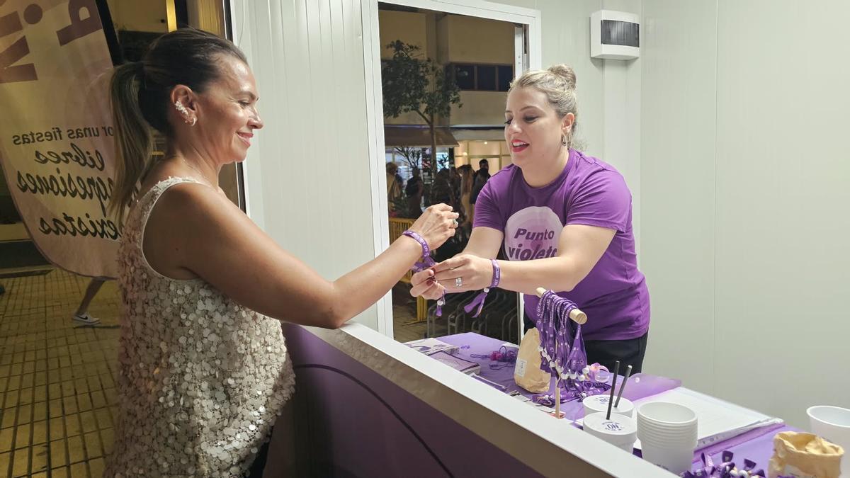 Maite Corujo (i), en el Punto Violeta en las fiestas de San Ginés en Arrecife