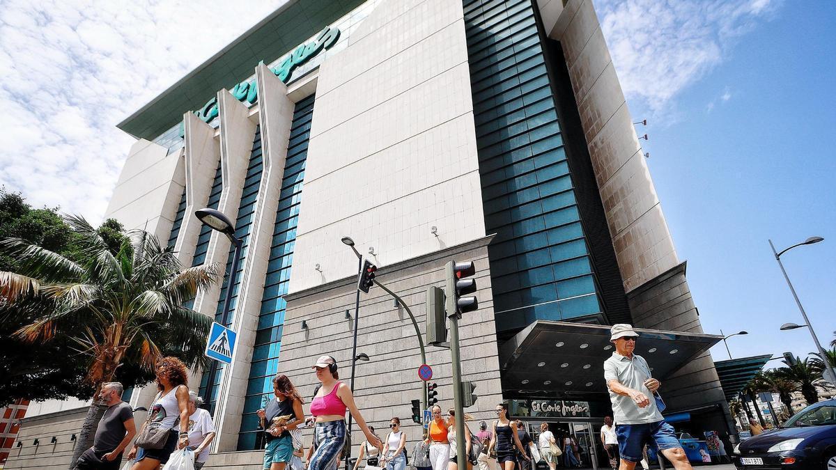 Uno de los grandes centros comerciales situado en Cabo Llanos, en el municipio de Santa Cruz de Tenerife.