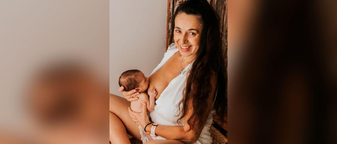 Inés Curro, presidenta de &quot;Coliño bailongo&quot;, dando o peito a súa filla.