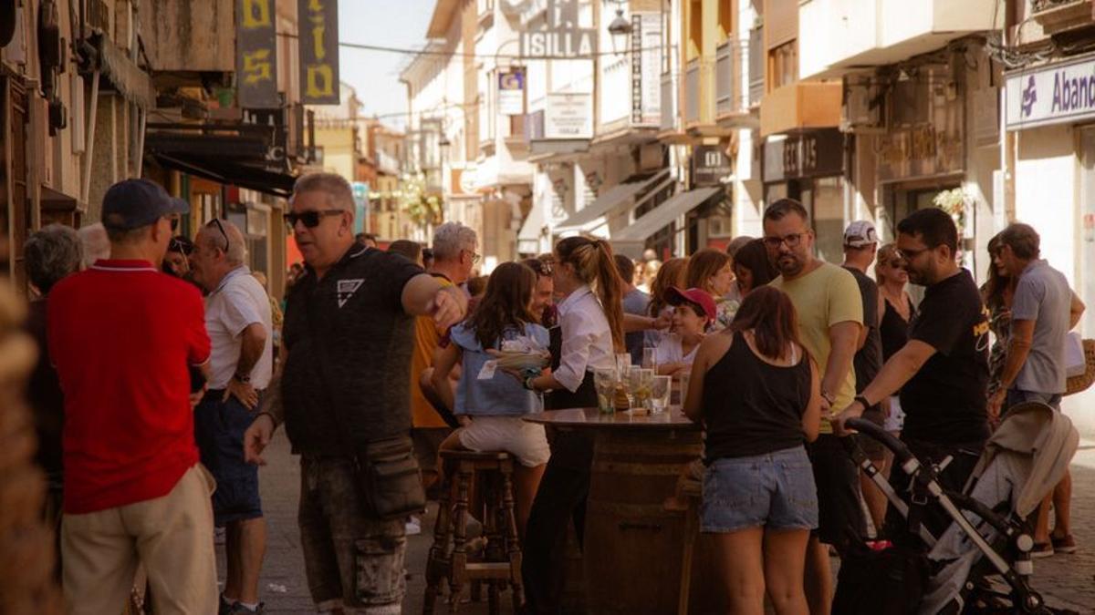 Una terraza de un bar, ya repleta este martes en el centro de Aranda de Duero.