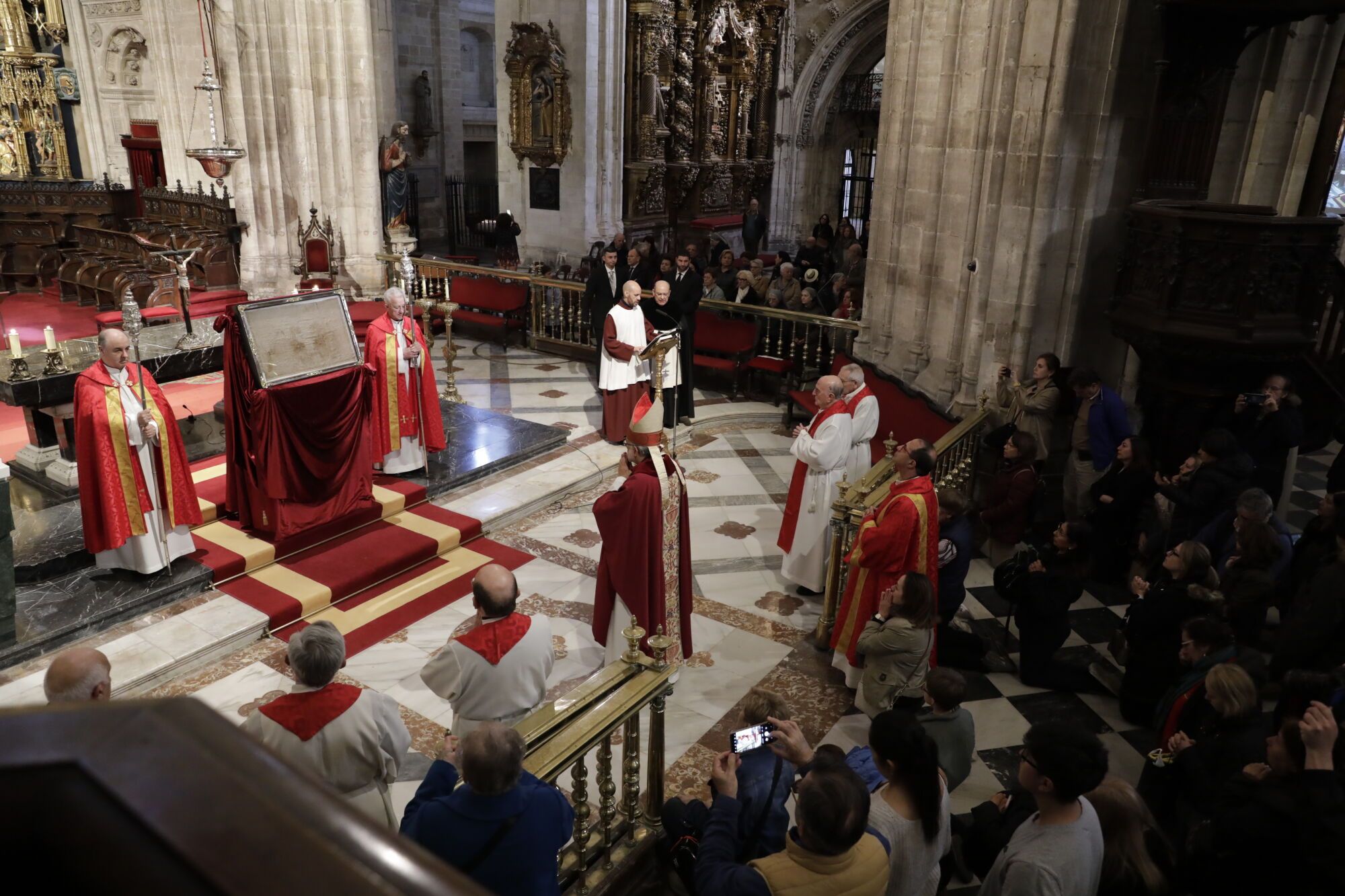 El fervor por el Santo Sudario deja pequeña la Catedral en la misa mateína
