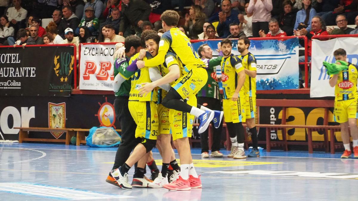 Los jugadores del Trops Málaga celebran la victoria ante el Novás.